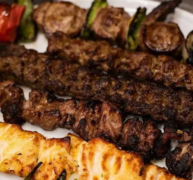 سفارش غذای ایرانی از رستوران ساطور: عکس کباب کوبیده، جوجه کباب و کباب لذیذ گوشت با سبزیجات کبابی. بهترین انتخاب برای ناهار و شام.