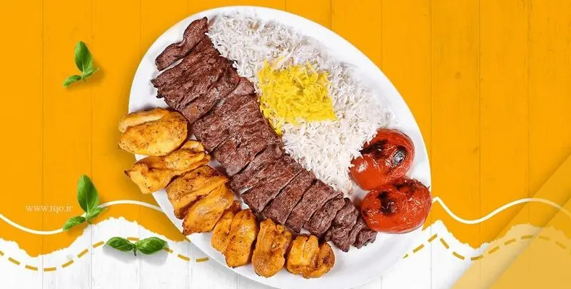 یک پرس چلوکباب لذیذ و اصیل ایرانی از رستوران هخامنش شامل کباب برگ، جوجه کباب، برنج سفید و زعفرانی با گوجه کبابی.