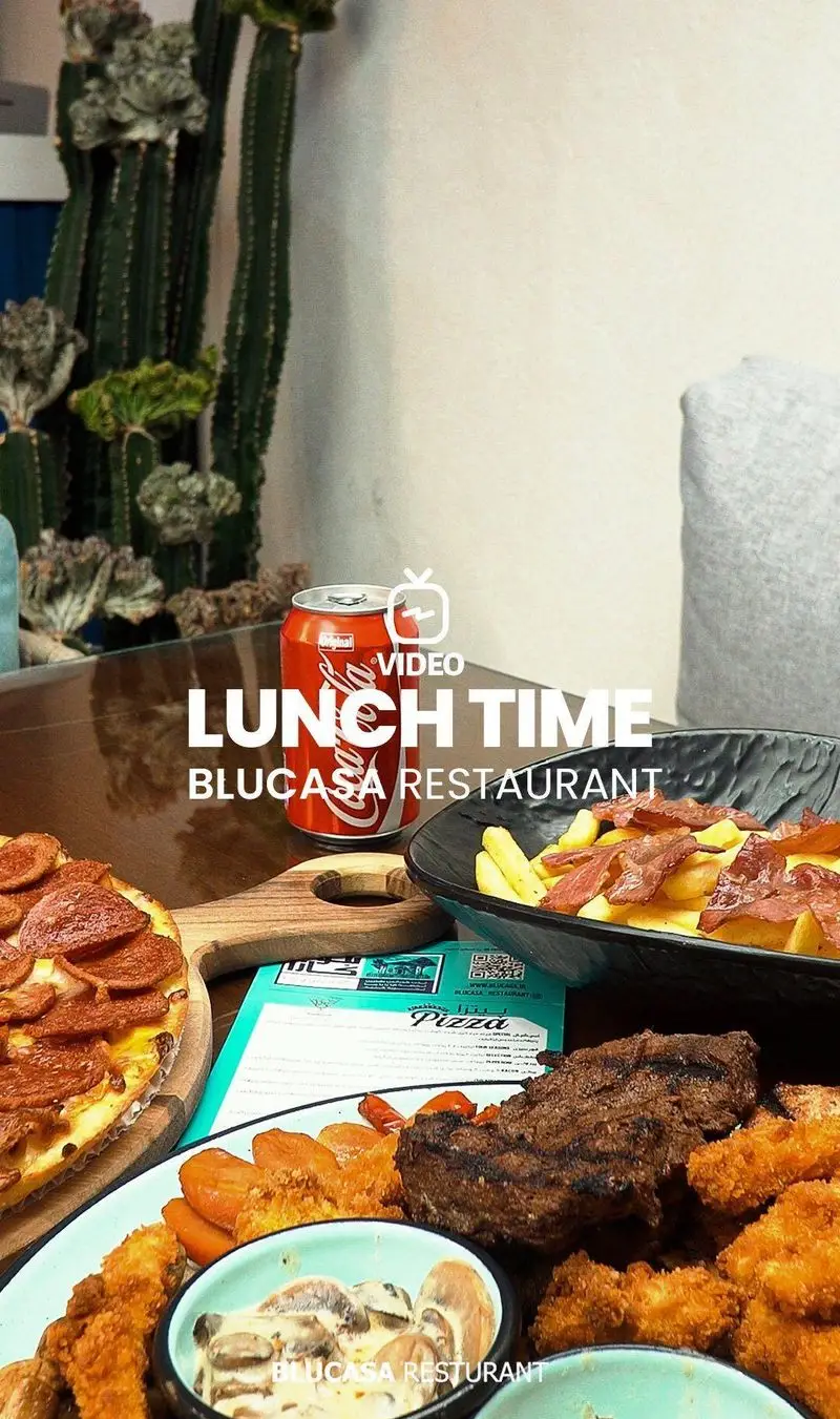 ناهار مفصل در کافه و رستوران بلوکازا: پیتزا پپرونی، استیک آبدار، سیب‌زمینی با بیکن و قارچ خامه ای. فضایی دلپذیر برای مشتریان.