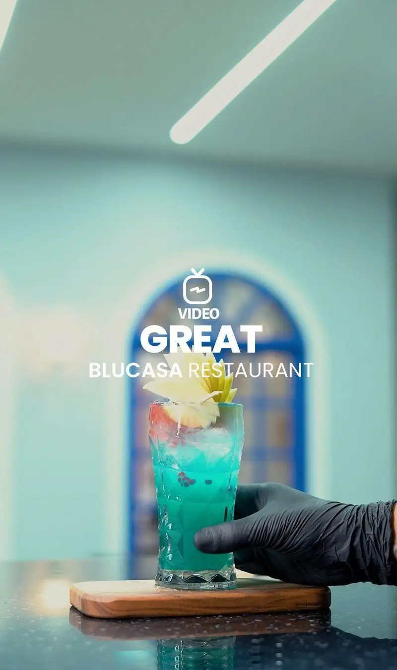 کوکتل آبی دلپذیر با میوه‌های تازه در کافه و رستوران بلوکازا. تجربه‌ای عالی از نوشیدنی‌های خاص و فضای دلنشین ما را از دست ندهید.