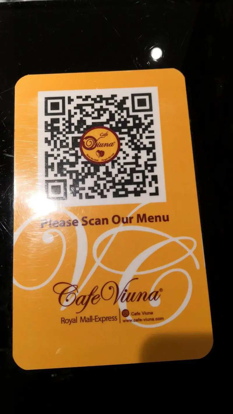 کارت منوی دیجیتال کافه ویونا فود کورت رویال مال اکسپرس؛ اسکن QR کد برای مشاهده آسان منو و سفارش آنلاین.