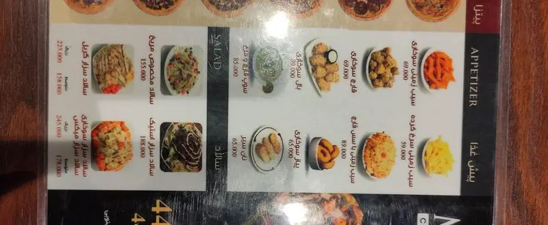 منوی رستوران ایتالیایی مریخ شامل انواع سالاد سزار، سالاد مخصوص، سالاد استیک، و پیش غذاهایی مانند سیب زمینی و قارچ سوخاری با قیمت