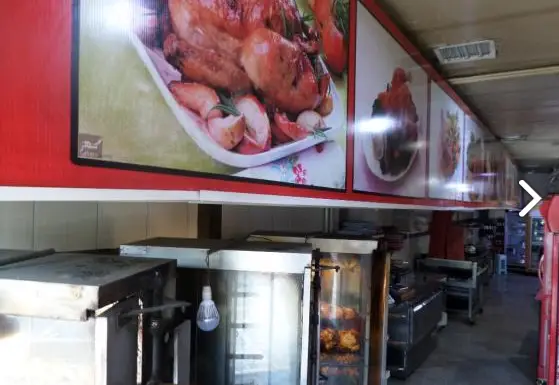 فضای داخلی فست فود پاچینی با تصاویر جذاب از منوی مرغ سوخاری و پاچینی، همراه با دستگاه‌های آماده‌سازی و پخت سریع غذا.