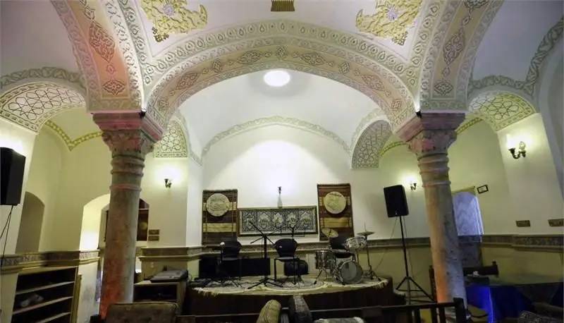 نمایی از داخل رستوران سنتی ارسباران: سقف‌های طاق‌دار با نقوش اسلیمی، ستون‌های زیبا و فضای مهیا برای اجرای موسیقی زنده.