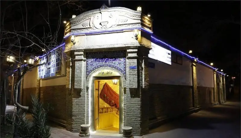 نمای شبانه رستوران ایرانی سنتی ارسباران با ورودی سنتی آجرکاری و کاشی‌کاری، مزین به نورپردازی جذاب و دلنشین.