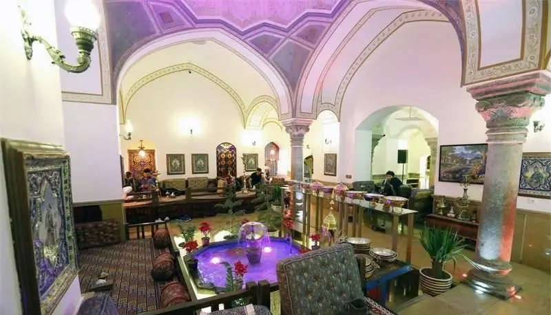 فضای داخلی رستوران سنتی ارسباران با معماری طاقدار، حوض آب، مبلمان راحت و دکوراسیون اصیل ایرانی؛ تجربه ای دلنشین.