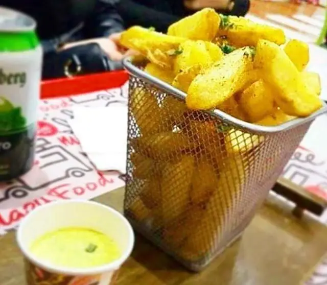 سیب‌زمینی وِج‌های طلایی و خوش‌طعم فست فود مازی فود با سس مخصوص خامه‌ای و نوشابه‌ گازدار در محیطی دلنشین برای لذت مشتریان.