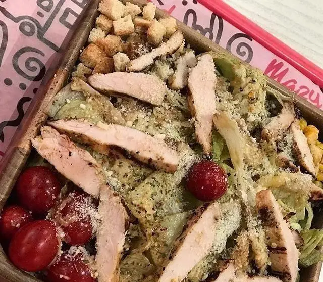 سالاد مرغ گریل خوشمزه با گوجه گیلاسی، کروتون و پنیر پارمزان، انتخابی سالم از منوی فست فود مازی فود.