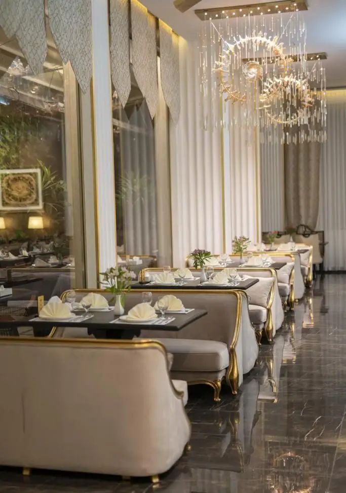 فضای داخلی لوکس رستوران ماهان شاندیز شریعتی با میزهای چیدمان شده و صندلی‌های مجلل، مناسب برای یک تجربه غذایی بی‌نظیر.