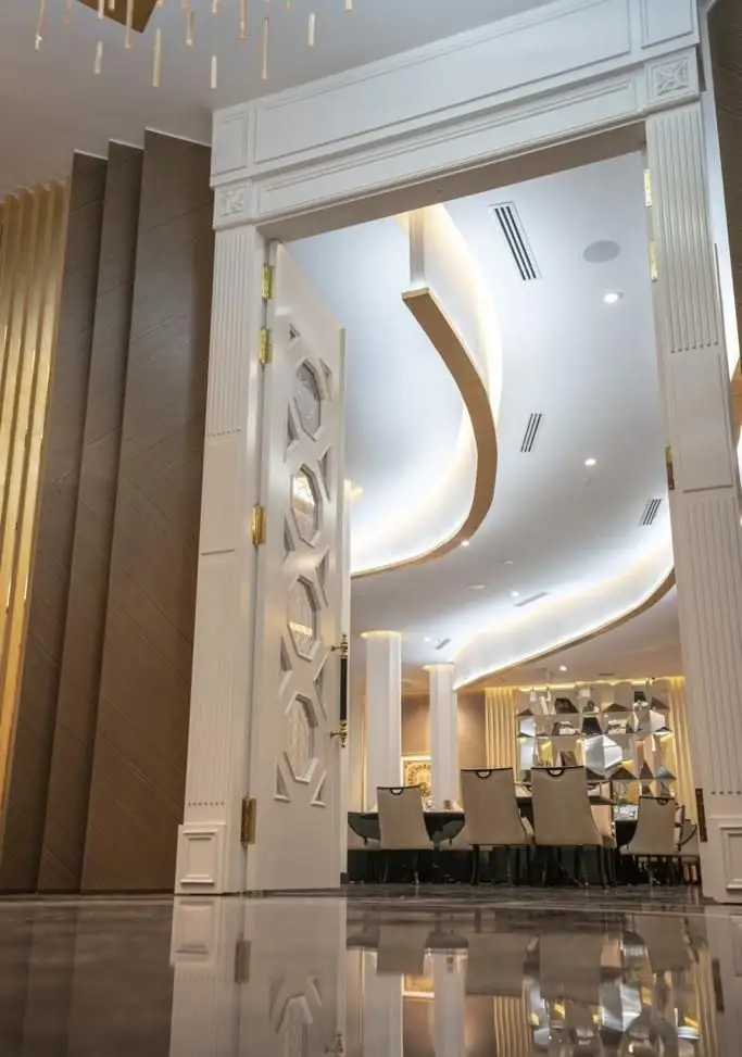 تصویر جذاب از ورودی رستوران ماهان شاندیز شریعتی، نشان‌دهنده طراحی داخلی مجلل، سقف دکوراتیو و میز شام لوکس.