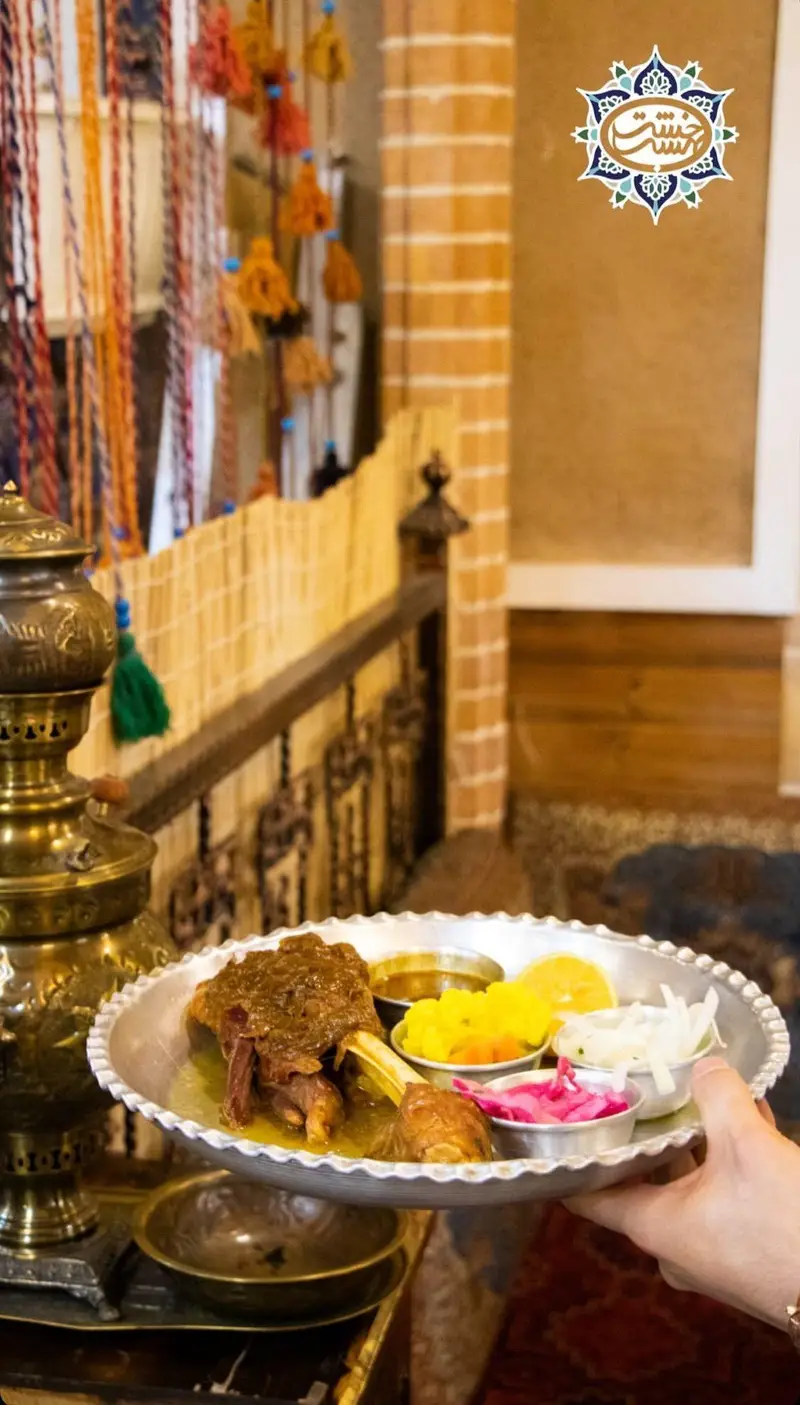 تصویری از سینی غذای سنتی گوشت و دیزی در کافه رستوران سنتی خشت بهشت، بازتاب‌دهنده فضای دلنشین و اصیل ایرانی.