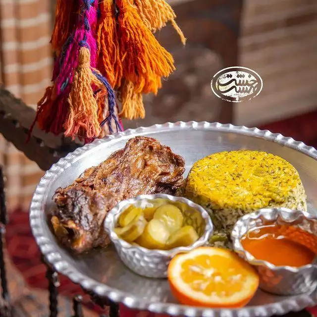 پلو گوشت سنتی (ماهیچه یا گردن) با پلو زعفرانی، باقالی پلو و مخلفات در کافه رستوران سنتی خشت بهشت.