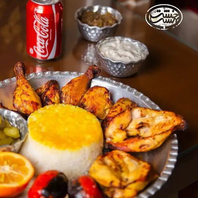 یک سینی غذای کامل شامل چلو کباب مرغ، برنج قالبی زعفرانی، نوشابه و مخلفات در کافه رستوران سنتی خشت بهشت.