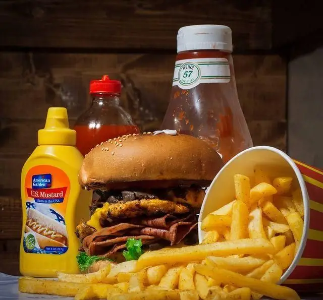 برگر لذیذ و پرملات برگریچ، با سیب زمینی سرخ کرده ترد، سس کچاپ هاینز و خردل امریکن گاردن. یک وعده فست فود کامل و جذاب.
