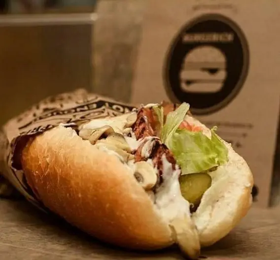 ساندویچ ویژه برگریچ با نان تازه، قارچ، کاهو، سس مخصوص، گوشت و خیارشور، تجربه‌ای دلپذیر از فست فود برگریچ.