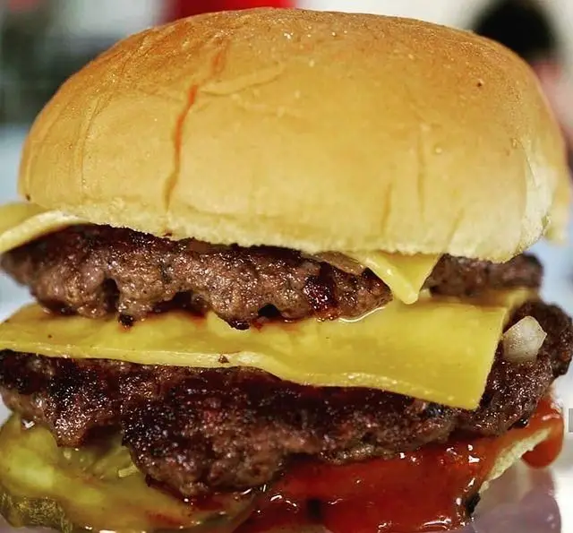 دبل اسمش برگر برگریچ با دو لایه گوشت گریل شده، پنیر آمریکایی ذوب شده، خیارشور و سس مخصوص فست فود برگریچ.