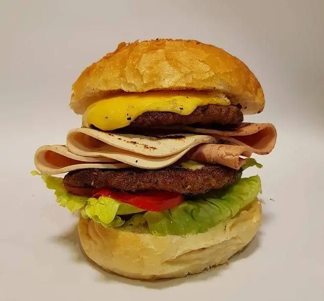 همبرگر دوبل برگریچ با دو لایه گوشت، پنیر، نان لواش، ژامبون، کاهو و گوجه. تجربه طعم بی نظیر فست فود برگریچ.