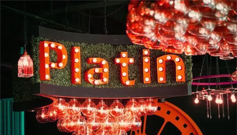 تابلوی چراغ‌دار برجسته Platin در پلاتین فود گاردن، با نورپردازی خاص و دکوراسیون شیک، فضایی دلپذیر برای تجربه غذا.