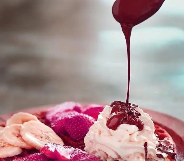 وافل خوشرنگ پلاتین فود گاردن با تزئینات لوکس توت فرنگی و موز تازه، خامه فرم گرفته و سس شکلات غلیظ. دسر لذیذ برای لحظات شیرین شما.