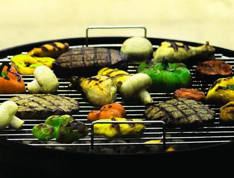 تصویری با کیفیت از غذاهای خوشمزه شامل استیک، مرغ، قارچ و فلفل دلمه ای گریل شده روی باربیکیو در عطاویچ مرزداران