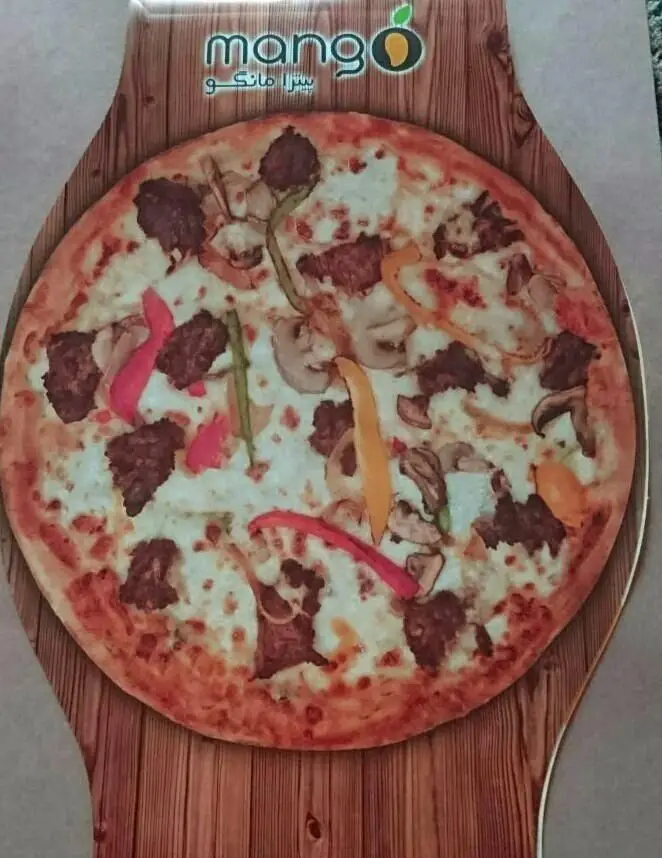 پیتزای خوشمزه و داغ مانگو با تکه‌های گوشت، قارچ تازه، فلفل دلمه‌ای رنگی، پنیر و خمیر عالی؛ از پیتزایی مانگو.