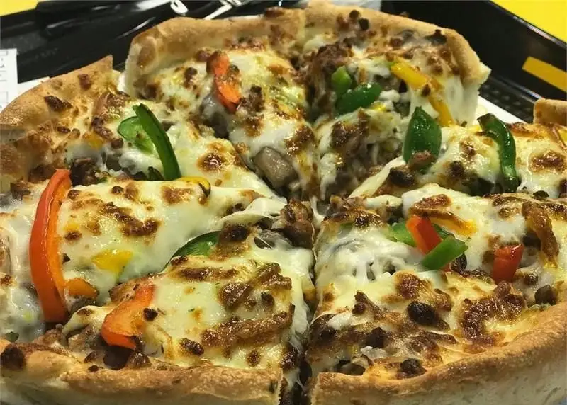 پیتزای گوشت و سبزیجات تازه و خوشمزه از پیتزایی مانگو با پنیر آب شده و فلفل دلمه ای رنگارنگ. تجربه ای لذت بخش و به یادماندنی از طعم واقعی پیتزا.