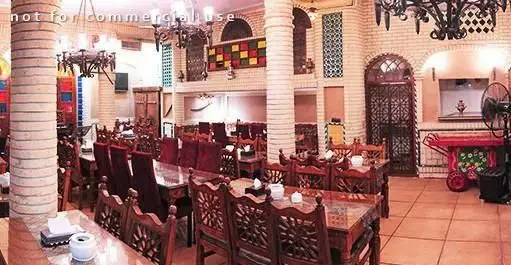 فضای داخلی سفره خانه سنتی سماع با دکوراسیون چوبی، معماری آجری و میز و صندلی‌های سنتی. محیطی دلنشین برای صرف غذای ایرانی.