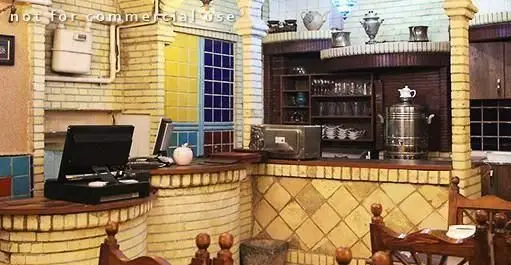 فضای داخلی سفره خانه سنتی سماع با دیوارهای آجری، پیشخوان مجهز به صندوق و سماور چای، نمادی از فرهنگ ایرانی.