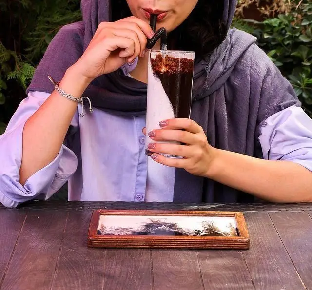 لذت میلک‌شیک یا نوشیدنی خاص دو رنگ در فضای دلنشین کافه رستوران کاسا دل شف. تجربه‌ای متفاوت از طعم و آرامش.