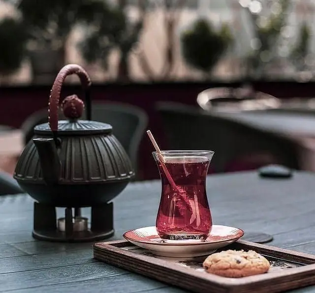 چای گرم و کوکی خوشمزه در کافه رستوران کاسا دل شف. قوری چای سنتی و دمنوش قرمز در فضای دلنشین.
