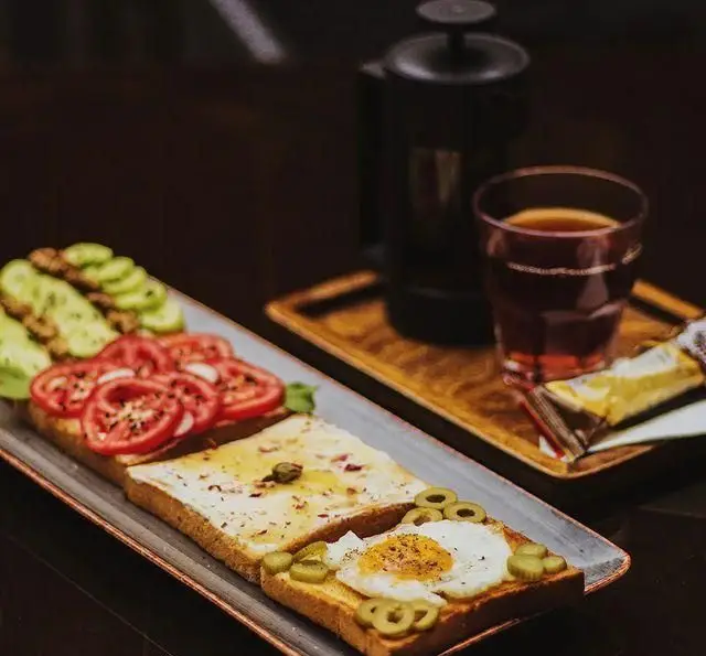 برانچ جذاب و صبحانه مفصل در کافه رستوران کاسا دل شف، شامل انواع توست با تخم‌مرغ، پنیر، گوجه، خیار و قهوه تازه.