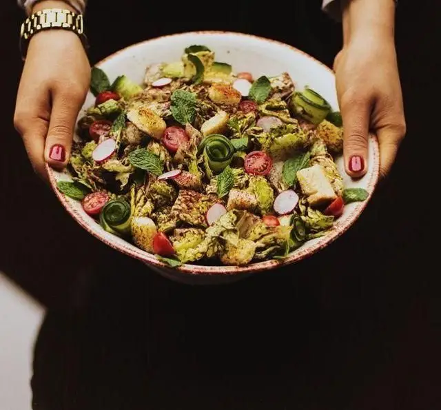 سالاد سبز و پرمغز کافه رستوران کاسا دل شف با سبزیجات تازه، گوجه، تربچه و نان تست، گزینه‌ای عالی برای وعده‌ای سالم.