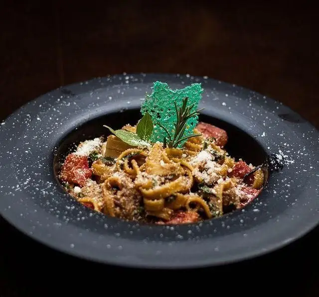 پاستا تالیاتل لذیذ با سس گوجه، پنیر پارمزان و سبزیجات معطر در کافه رستوران کاسا دل شف. تجربه‌ای خاص از غذای ایتالیایی.