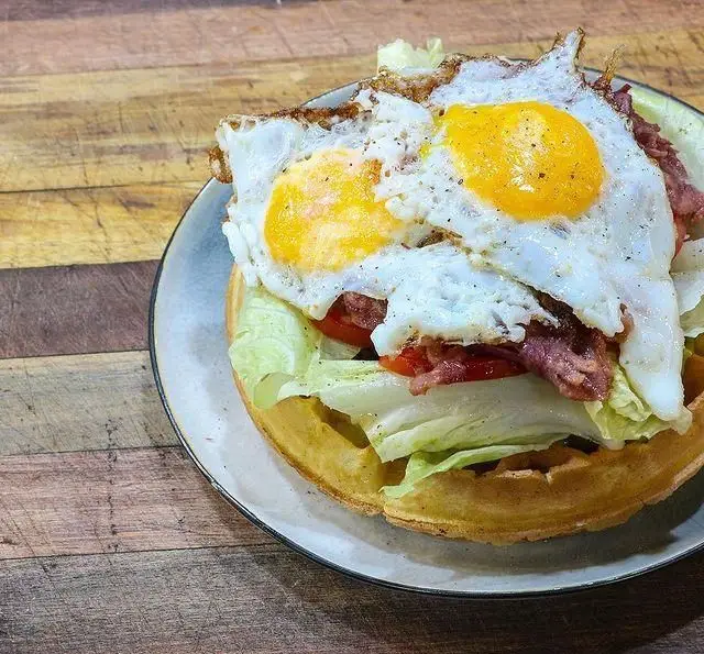 وافل صبحانه کافه رستوران کاسا دل شف با دو تخم مرغ نیمرو، بیکن کریسپی، کاهو و گوجه فرنگی، تجربه‌ای متفاوت و خوشمزه.