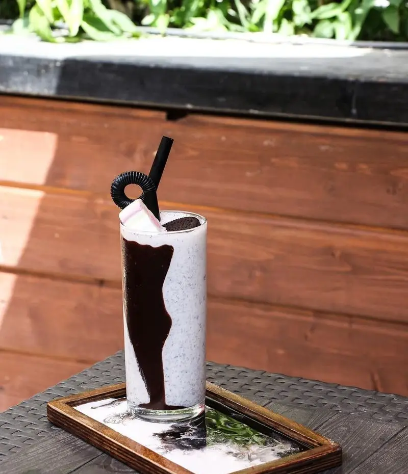 میلک شیک اورئو شکلاتی دلپذیر با مارشمالو و کوکی در کافه رستوران کاسا دل شف، نوشیدنی خنک و ایده‌آل برای تجربه طعمی بی‌نظیر.