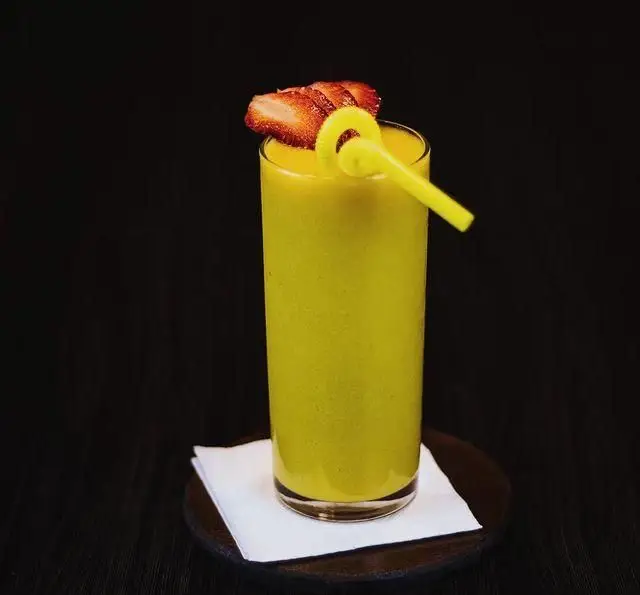 لذت نوشیدن اسموتی تازه و خنک انبه با تزئین توت فرنگی در فضای دلنشین کافه رستوران کاسا دل شف، بهترین انتخاب برای روزهای گرم.