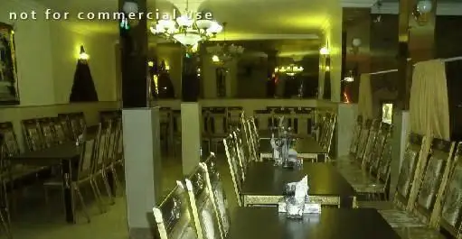 دکوراسیون داخلی شیک و فضای دنج رستوران چلوکباب پارس، با چیدمان منظم میز و صندلی‌ها و نورپردازی دلنشین، آماده پذیرایی از مشتریان.