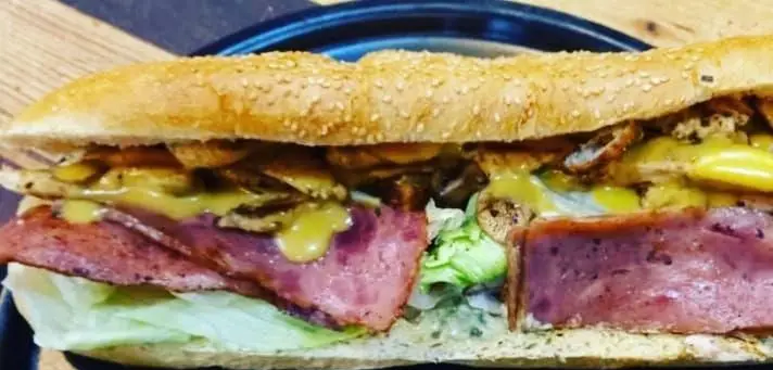 ساندویچ پرملات و خوشمزه سیب ۳۶۰ با نان باگت کنجدی، ژامبون، کاهو و سس خردل، انتخابی عالی برای دوستداران فست فود