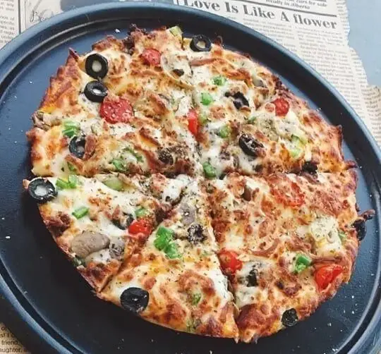 پیتزای سیب ۳۶۰، تازه پخته شده با خمیر ترد، پنیر کشدار، قارچ، زیتون سیاه، فلفل دلمه‌ای رنگی. لذت یک وعده غذایی دلچسب را تجربه کنید.