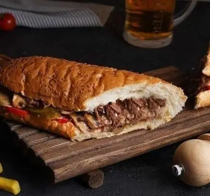 ساندویچ گوشت و قارچ ویژه و لذیذ سیب ۳۶۰، با نان تازه و مواد پرملات، سرو شده روی تخته چوبی، انتخابی عالی برای یک وعده فست فودی.