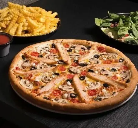 پیتزا مرغ و قارچ سیب ۳۶۰، با سیب زمینی سرخ کرده و سالاد تازه. یک وعده غذایی فست فود کامل و لذیذ برای سفارش آنلاین.