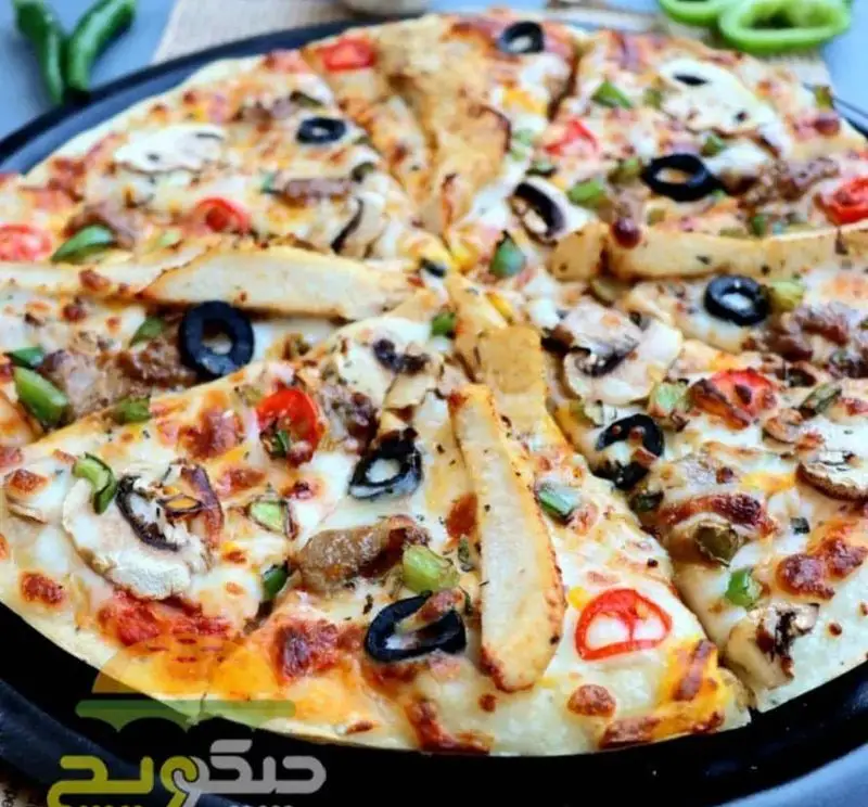 پیتزا مخصوص سیب ۳۶۰ با قارچ، زیتون سیاه، فلفل دلمه‌ای، تکه‌های مرغ و پنیر فراوان. غذای خوشمزه و باکیفیت برای سفارش آنلاین.