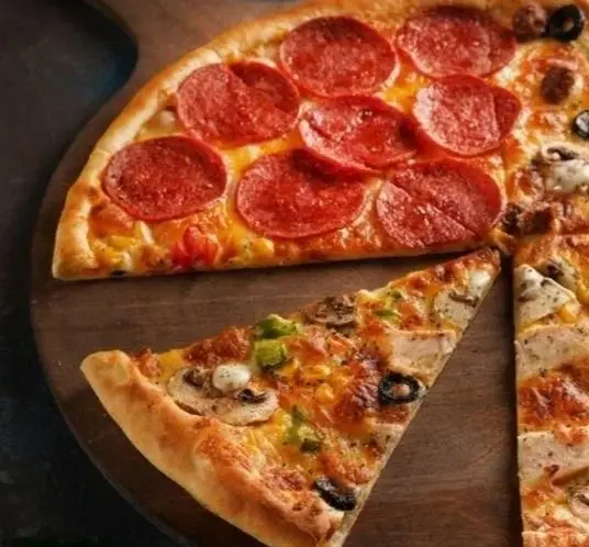 پیتزا چند طعم سیب ۳۶۰ با برش‌های پپرونی، قارچ، زیتون و سبزیجات تازه. بهترین پیتزا برای تجربه طعم‌های متنوع و لذیذ.