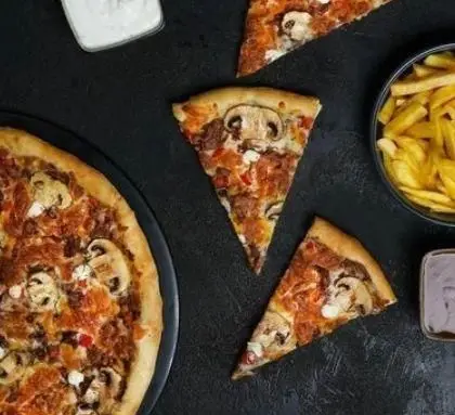 پیتزای قارچ و گوشت داغ و لذیذ سیب ۳۶۰ به همراه سیب زمینی سرخ کرده طلایی و سس‌های مخصوص. انتخابی ایده‌آل برای سفارش آنلاین و لذت بردن از فست فود.