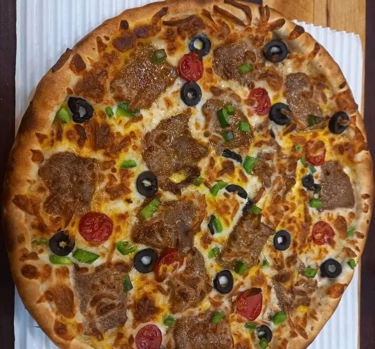 پیتزا مخلوط لذیذ سیب ۳۶۰ با تکه‌های گوشت، زیتون، فلفل دلمه‌ای سبز، گوجه و پنیر طلایی مخصوص سفارش آنلاین.