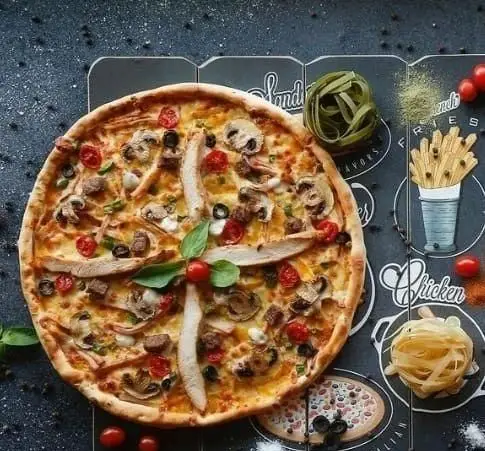 پیتزا مرغ و قارچ خوشمزه با گوجه و زیتون، منوی متنوع سیب ۳۶۰ شامل پاستا، ساندویچ و سیب زمینی سرخ کرده برای سفارش آنلاین غذا.