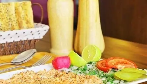 خوراک لذیذ و سالم فست فود نامیا با مخلفات تازه شامل سبزیجات، گوجه، لیمو و تربچه، همراه نان و سس‌های باکیفیت.