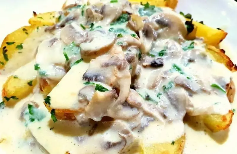 سیب زمینی تنوری طلایی با سس قارچ خامه‌ای و جعفری تازه، غذایی لذیذ و دلپذیر از فست فود نامیا برای تجربه طعمی بی‌نظیر.