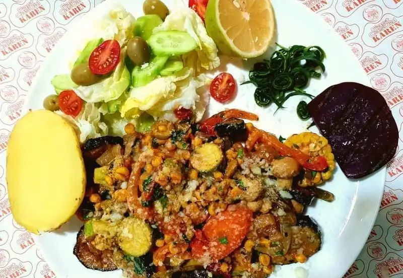 بشقاب غذای سالم و متنوع فست فود نامیا شامل سبزیجات گریل‌شده (کدو، بادمجان، ذرت، فلفل)، سالاد تازه، سیب‌زمینی و لیمو.