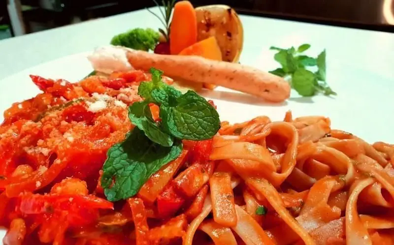 پاستا فتوچینی خوشرنگ با سس گوجه فرنگی، پنیر پارمزان و برگ نعناع، به همراه سوسیس، هویج و سبزیجات در فست فود نامیا.